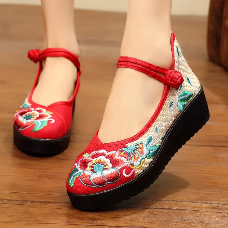 Sapatos femininas 여성 귀여운 달콤한 고품질 높이 증가 꽃 자수 신발 중국어 복고풍 댄스 로퍼 ha107