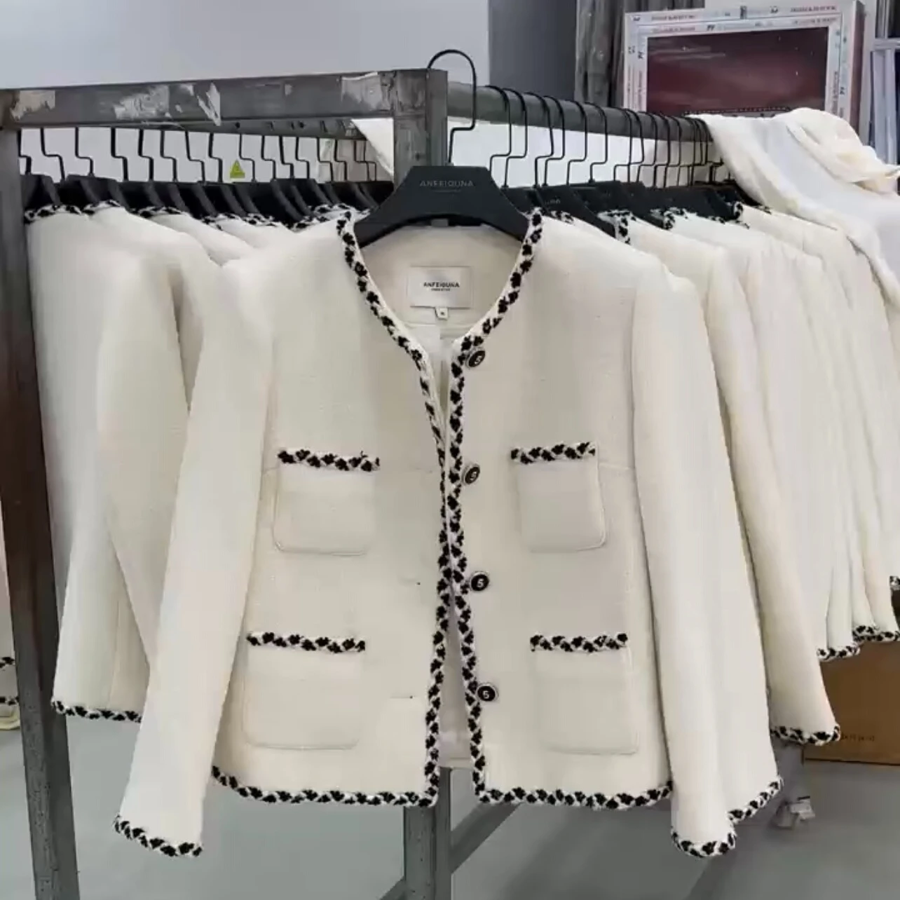 

Elegant WOmen White Tweed Jacket 2024 SPring New French Small Fragrant Wool White Tweed Classic Round Neck Poackets Women's Coat