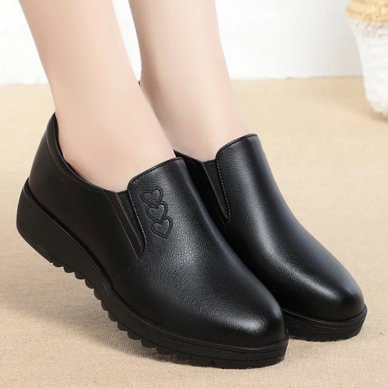 Mother's Shoes Soft Leather Bottom Embroidered Leather Shoes Middle-aged2025 Elderly Deep Mouth Single Comfortable Women's Shoes
