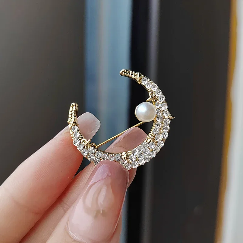 

Fashion Design Sense Flash Diamond Moon Pearl Brooch Clothing Accessories Fashion Temperament Personality Accessories