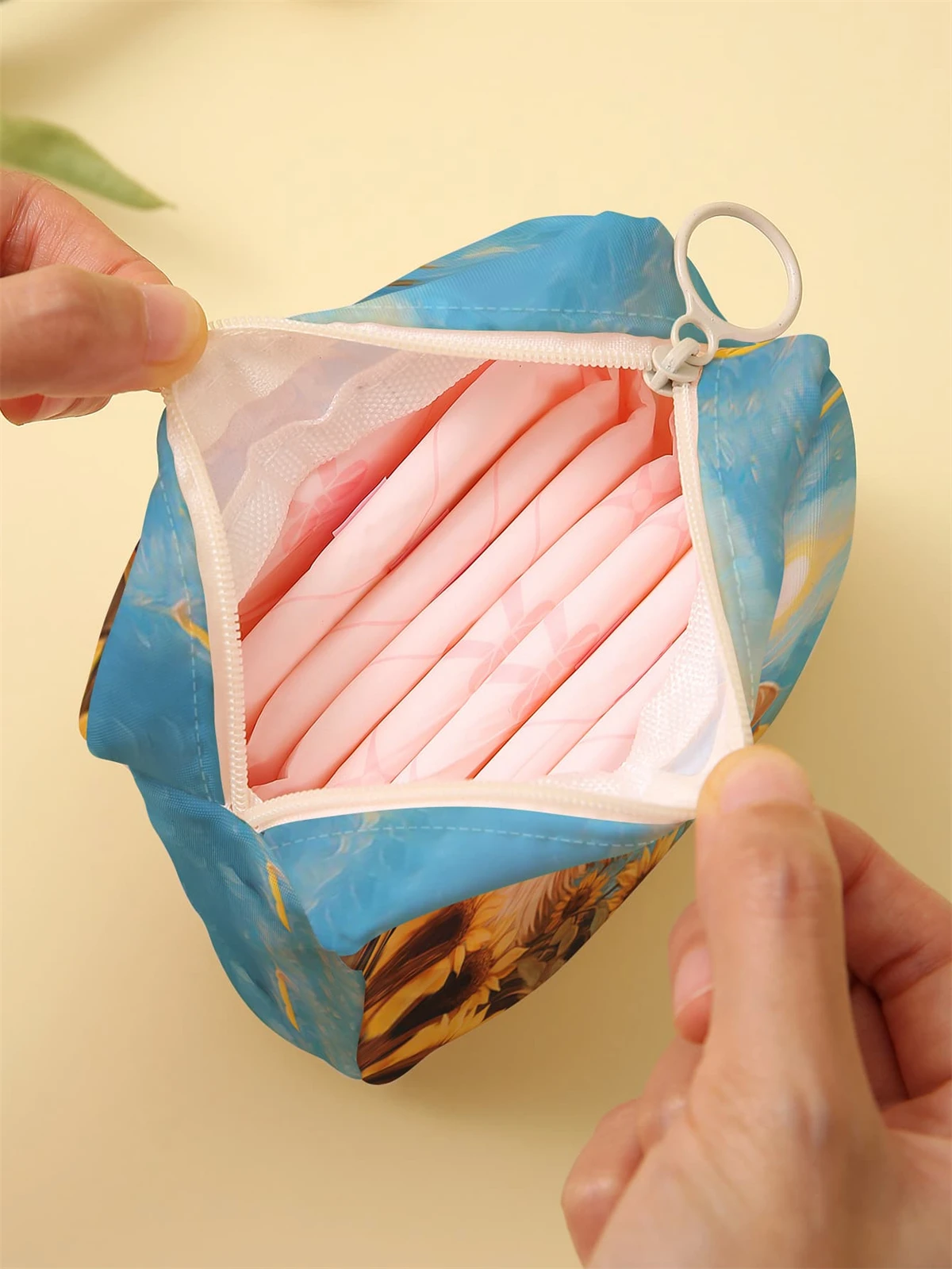 Cartoon cat pattern printed sanitary napkin storage bag, women's lightweight tissue bag, sanitary tissue bag