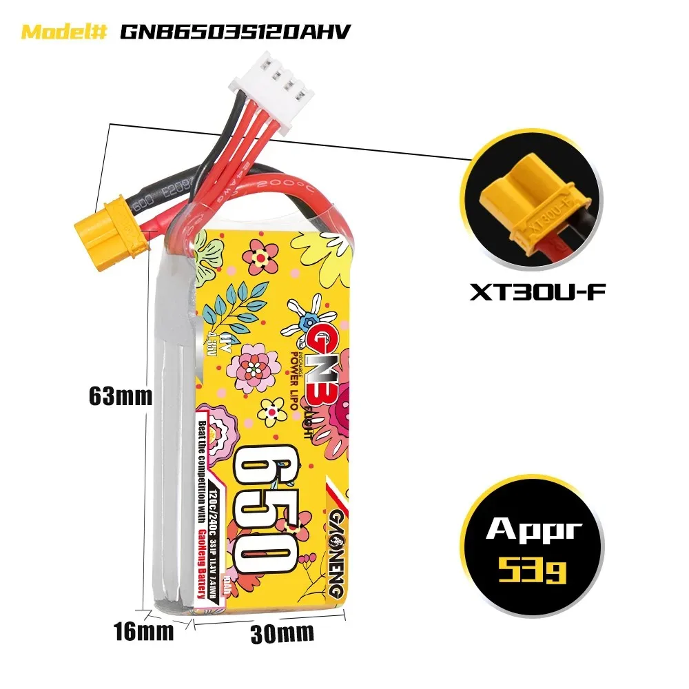 Main tenant une batterie drone extra beige, montrant sa taille compacte et sa capacité élevée.