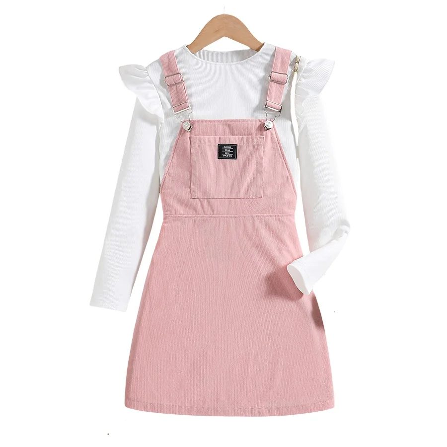 Frühlings-/Herbst-Set für Mädchen mit trendigem, weißem Oberteil mit ausgestellten Ärmeln und rosa Hosenträger-Faltenrock. – Detail 7
