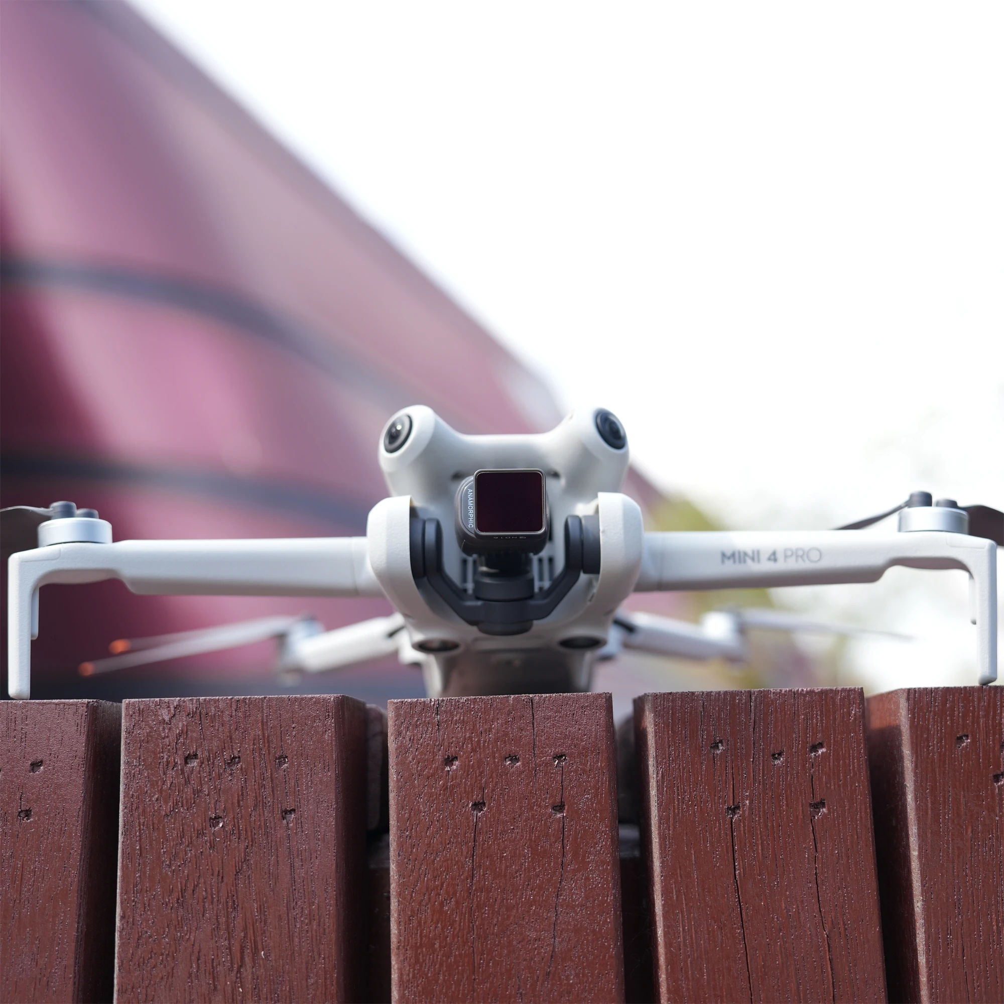 Comparaison côte à côte d'une photo standard et d'une photo prise avec le Kit Objectif Grand Angle et Anamorphique FrePS pour DJI Mini 4 Pro, montrant l'effet cinématique.
