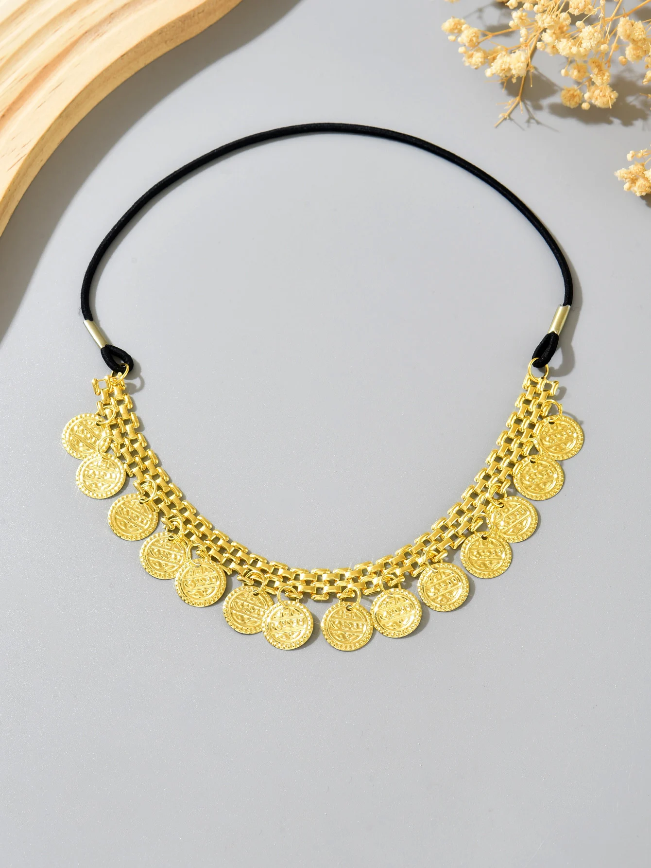 عقد عملات تراثي بحبل أسود – لمسة شرقية فاخرة