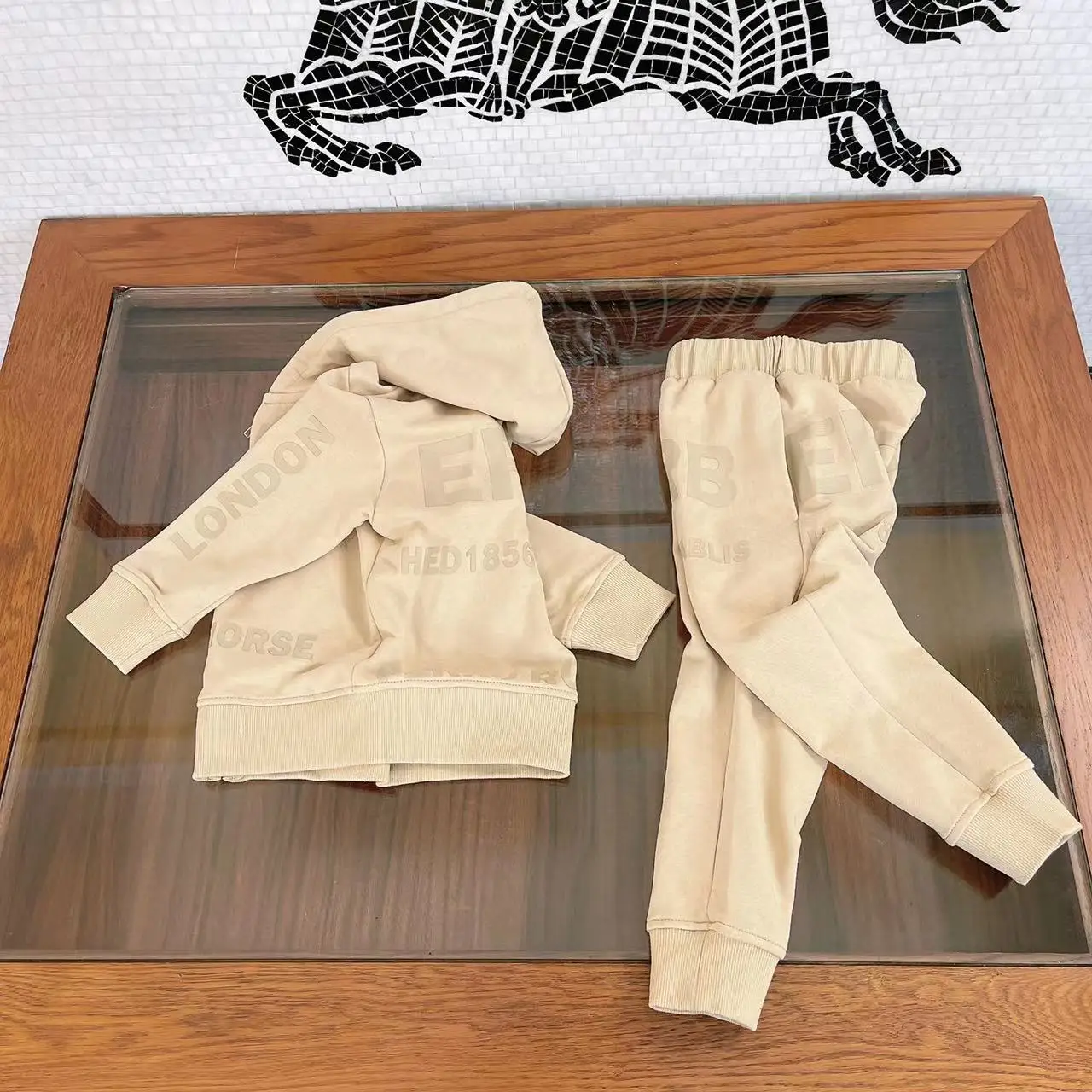 Рисунок 2 - Спортивный костюм с длинным рукавом