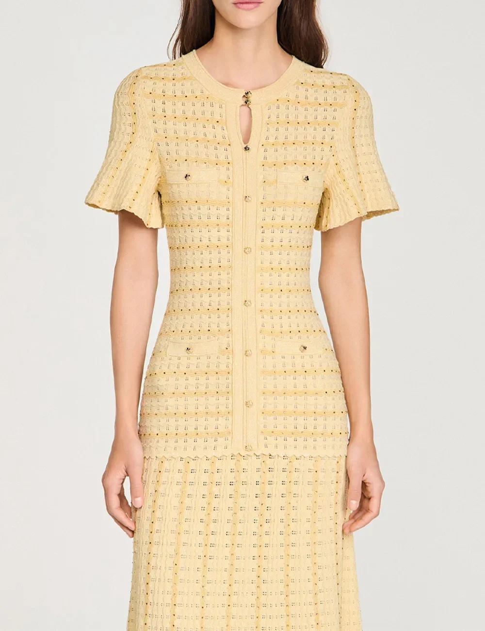 فستان كحلي طويل بتفاصيل لامعة وأكمام واسعة