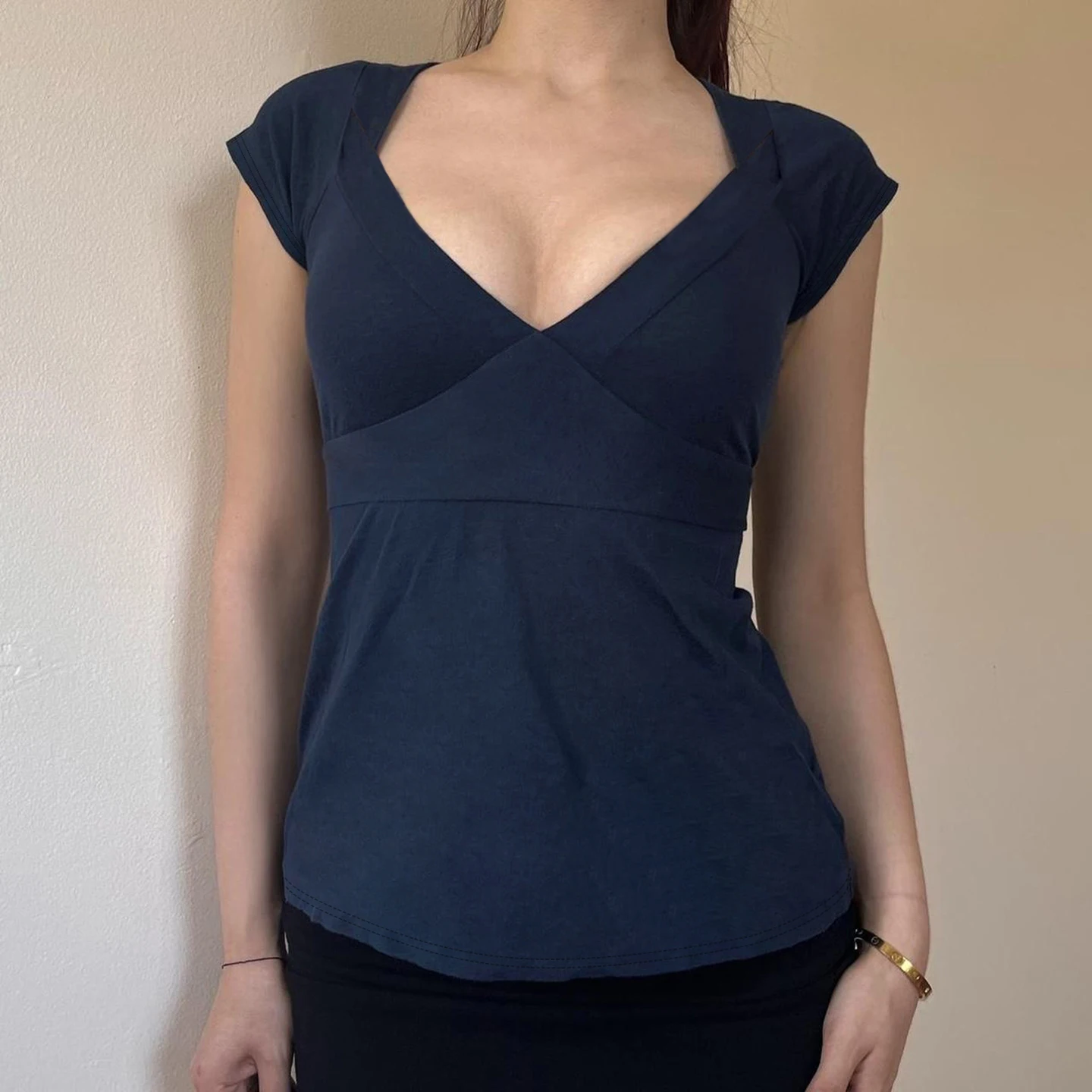 SUCHCUTE Elegante, kurzärmlige, schmal geschnittene T-Shirts mit V-Ausschnitt für Damen, lässiges Basic-Crop-Top aus Baumwolle, Sommer-T-Shirts mit tiefem Ausschnitt, passend zu Y2k