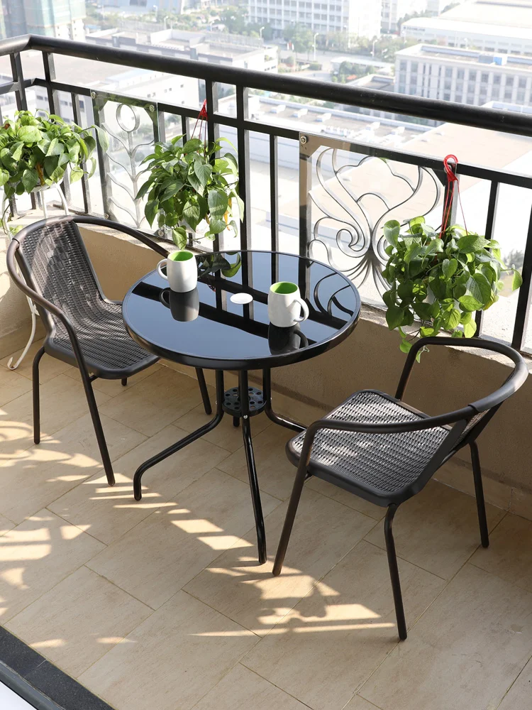 

Маленький кофейный столик из трех предметов для отдыха на балконе, террасе, столике для послеобеденного чая и стульями