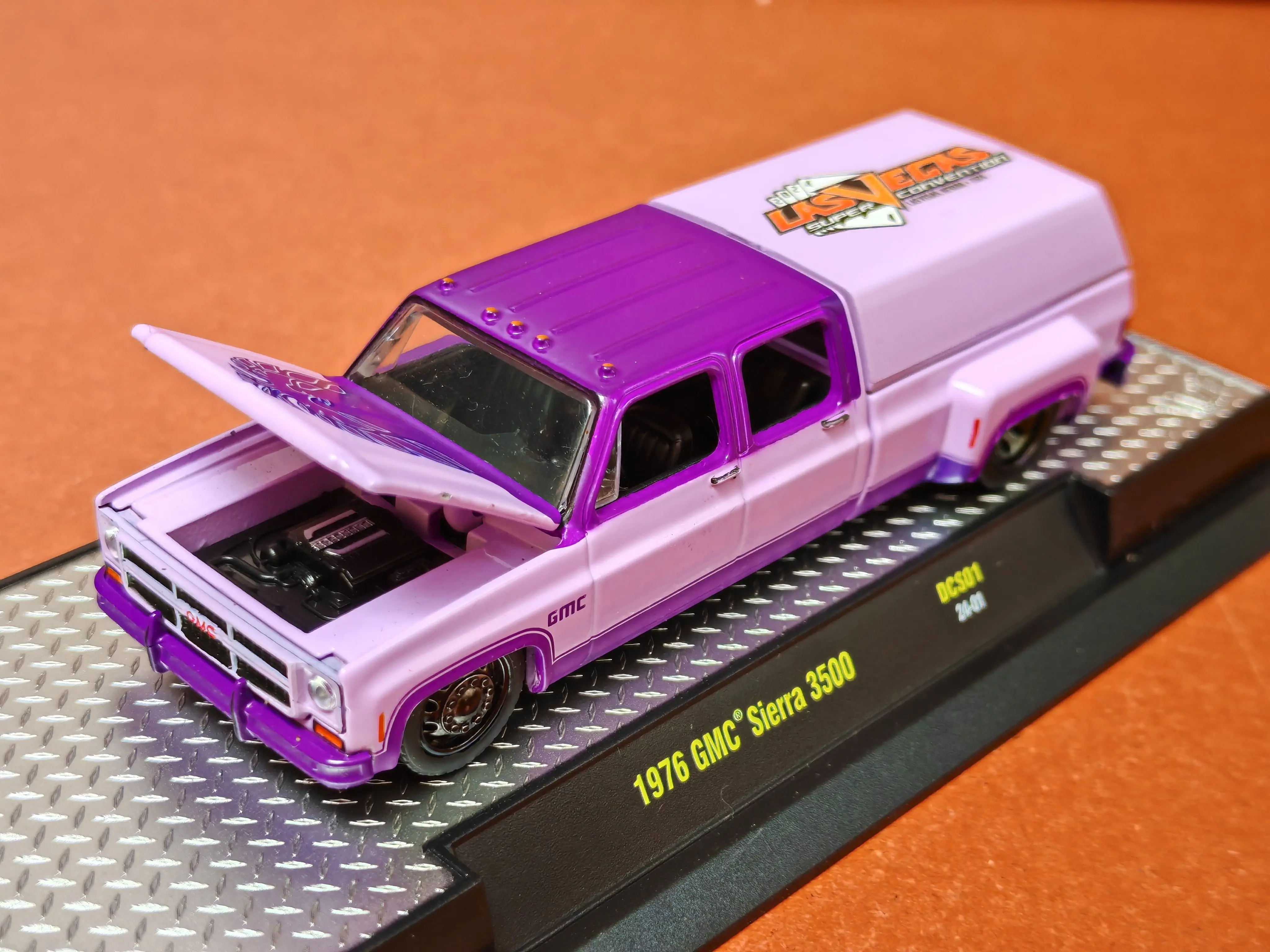 M2 マシン 1/64 1976 GMC シエラグランデ 15 ピックダイキャスト合金車