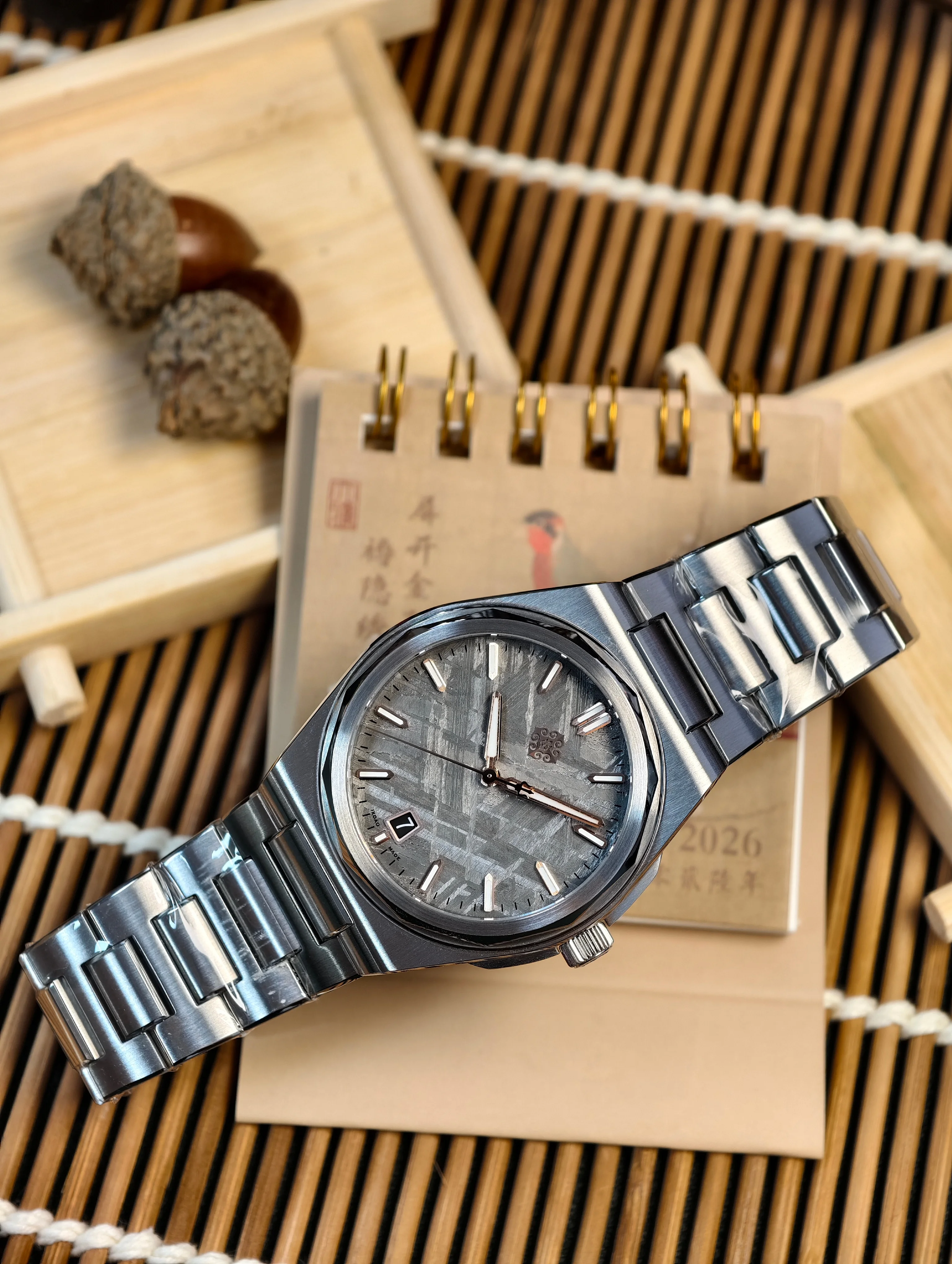 Ixdao Space Warrior 37.5 mm integrated bracelet Meteorite dial watch