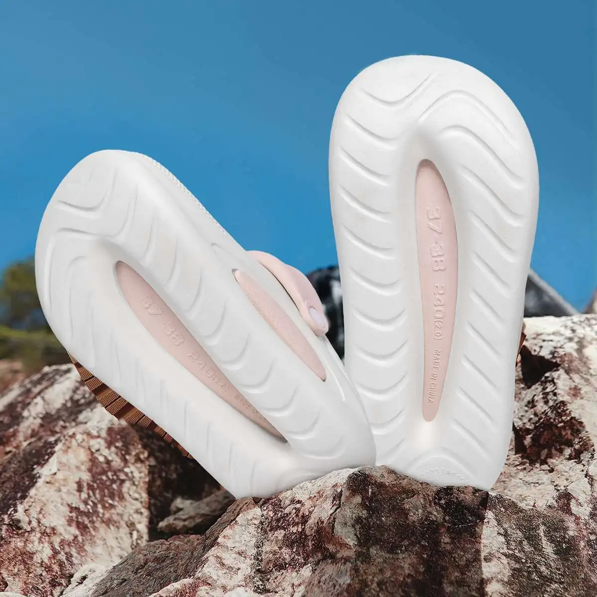 2024 Summer New EVA Thick Sole Hole Shoes Cute Cartoon High Heel Slippers Casual Soft Sole Anti slip Women's Garden Shoes