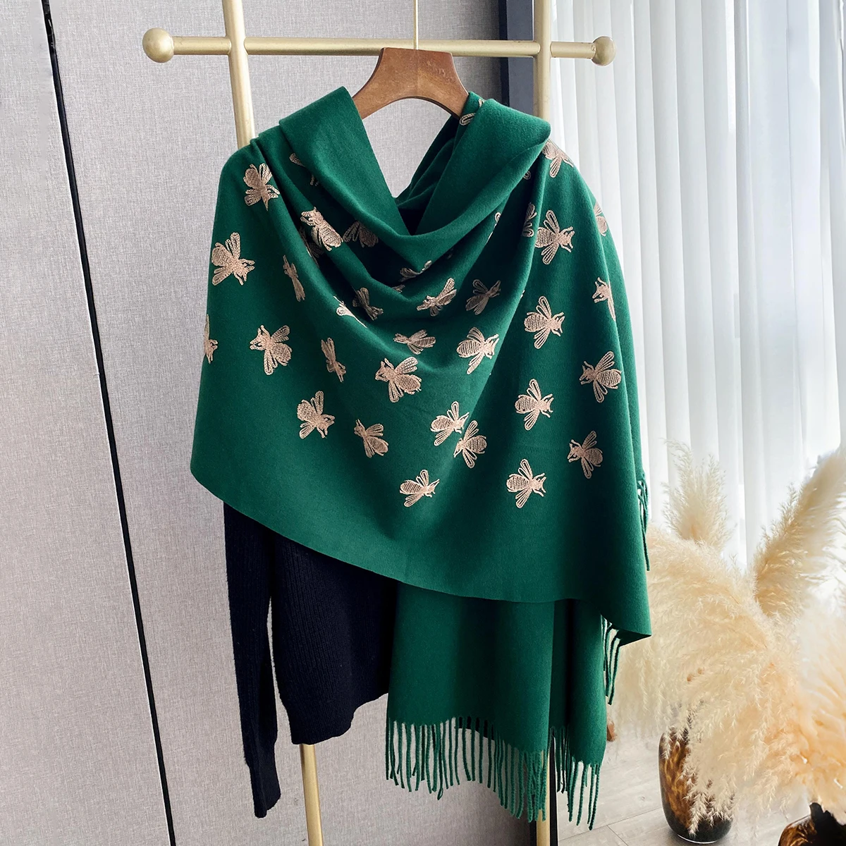 Fashion Bee Print Embroidery Scarf Elegant Women Winter Thick Warm Neck Pashmina Long Fringe Scarves Lady Blanket Soft Shawl