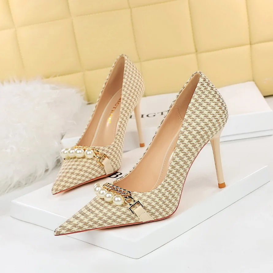 thumbnail image 1 of Zapatos de tacón fino para mujer, de tela a cuadros, con punta puntiaguda y cadena de metal, de lujo, de tacón medio, sexys, 1 of 5