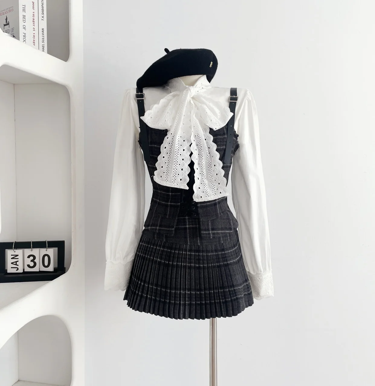 Conjunto de 3 piezas estilo retro coreano de otoño para mujer, camisa blanca, chaleco de tirantes y falda plisada, diseño de estilo universitario, moda Y2K.