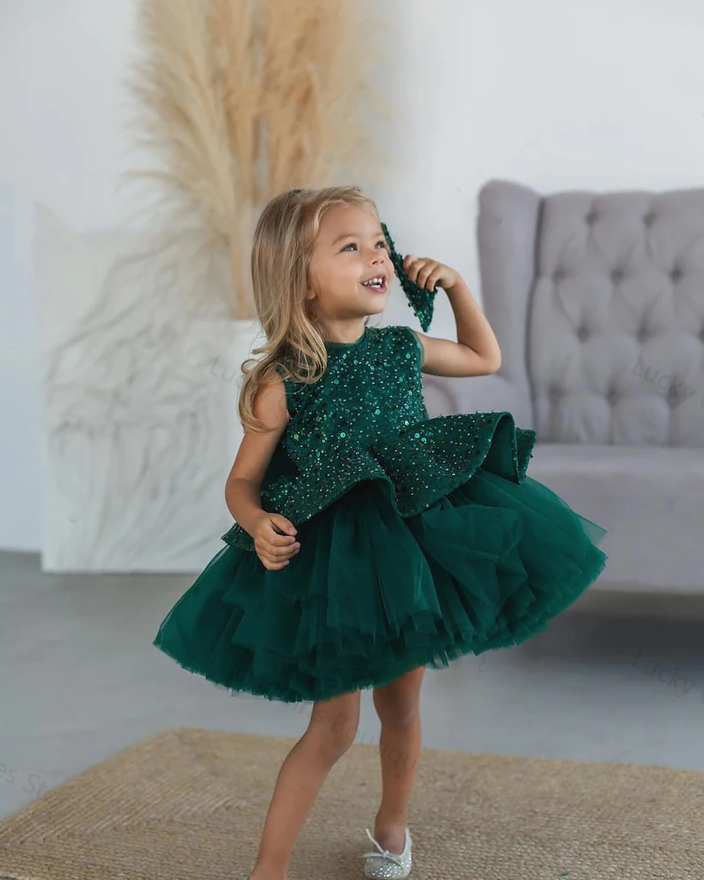 

2024 Green Puffy Flower Girl Dress For Wedging Shining Tulle With Bows Glitter Sequin knee Length Birthday Children Pageant Gown