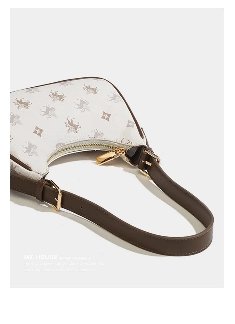 Bolsa de meia-lua sendo usada por uma modelo