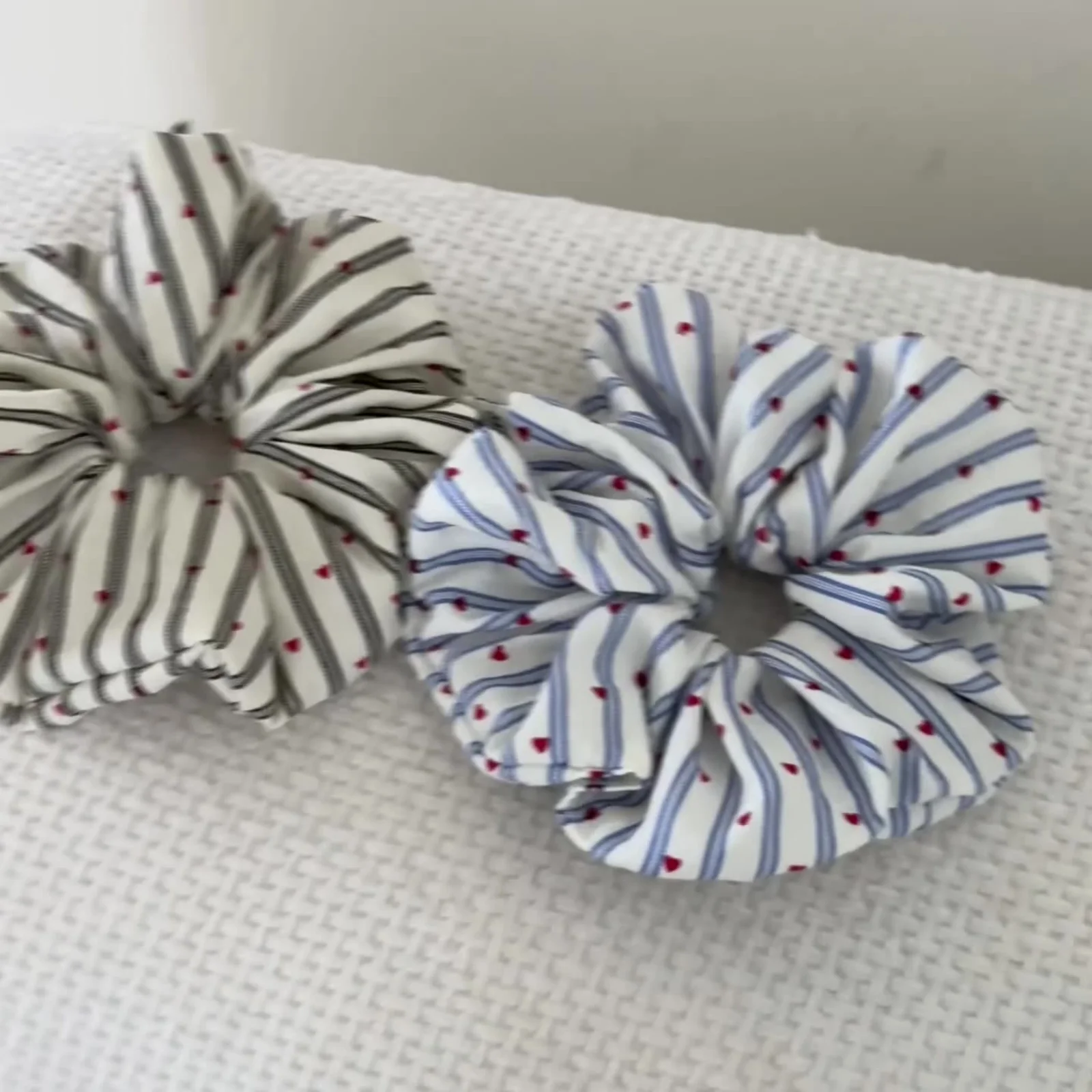 1PC Preppy Striped Heart Scrunchie, Cute School - Style Hair Tie for Teens, Fashionable Hair Accessory for Daily Wear