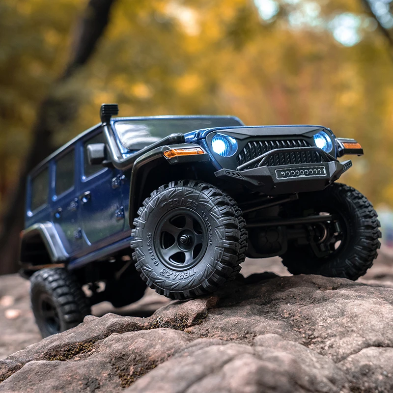 FMS 1/18 폭풍우 RC 자동차 시뮬레이션 RC 등산 차량 2.4G 원격 제어 4WD 오프로드 크롤러 모델(헤드라이트 포함)