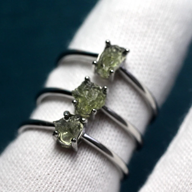 Meihan Natural Top 체코 Moldavite 불규칙한 바위  조정 가능한 여성 반지 보석 보석 만들기 선물