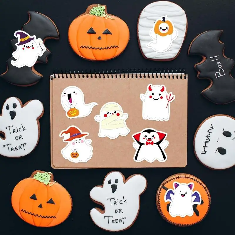 500Pcs/Roll Funny Halloween Decorative Stickers Cute Pumpkin Ghost Skull Spider Bat Label Decal Graffiti Stickers DIY Phone