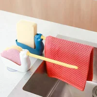 Ce support à vaisselle est un égouttoir d'évier et un support de rangement adapté aux cuisines et aux salles de bains 1