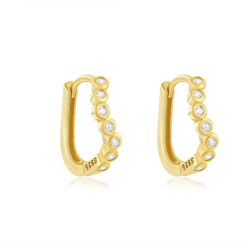 حلق نسائي مرصع بالماس بتصميم بسيط وعصري