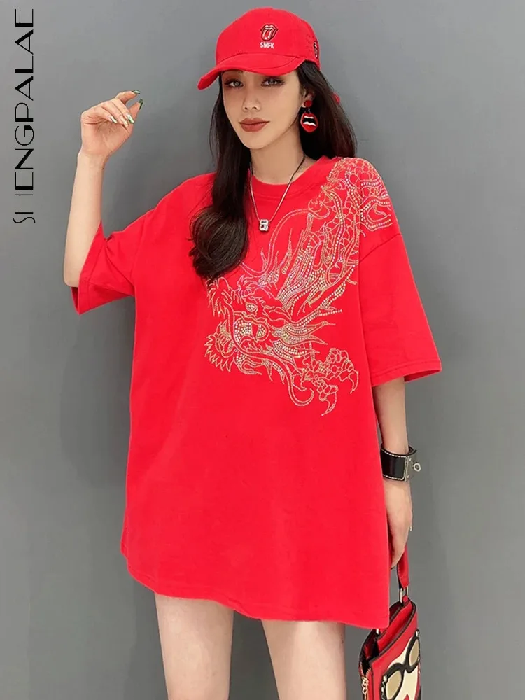 

Женская футболка с круглым вырезом SHENGPALAE, повседневная Универсальная футболка с принтом дракона со стразами и коротким рукавом, новинка зимы 2024, Женский Топ 5R8620