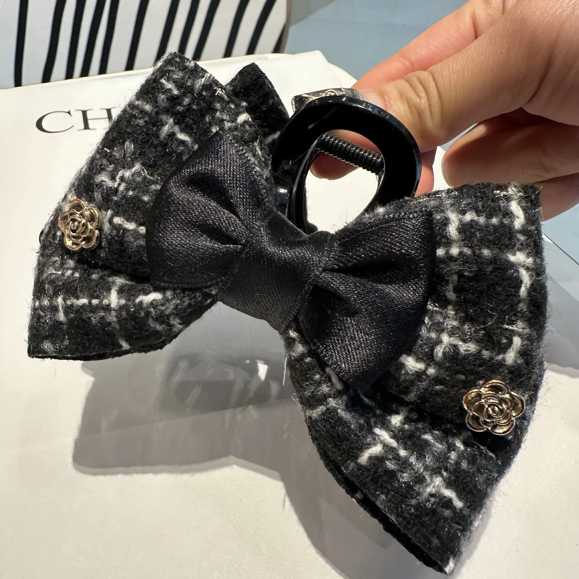 1PcCoarse Tweed Bogen Clip Zarte Metall Dekoration Haar Clip Stabile Haar Kopfschmuck Pendeln Datum Elegante Styling Haar Zubehör – Detail 13