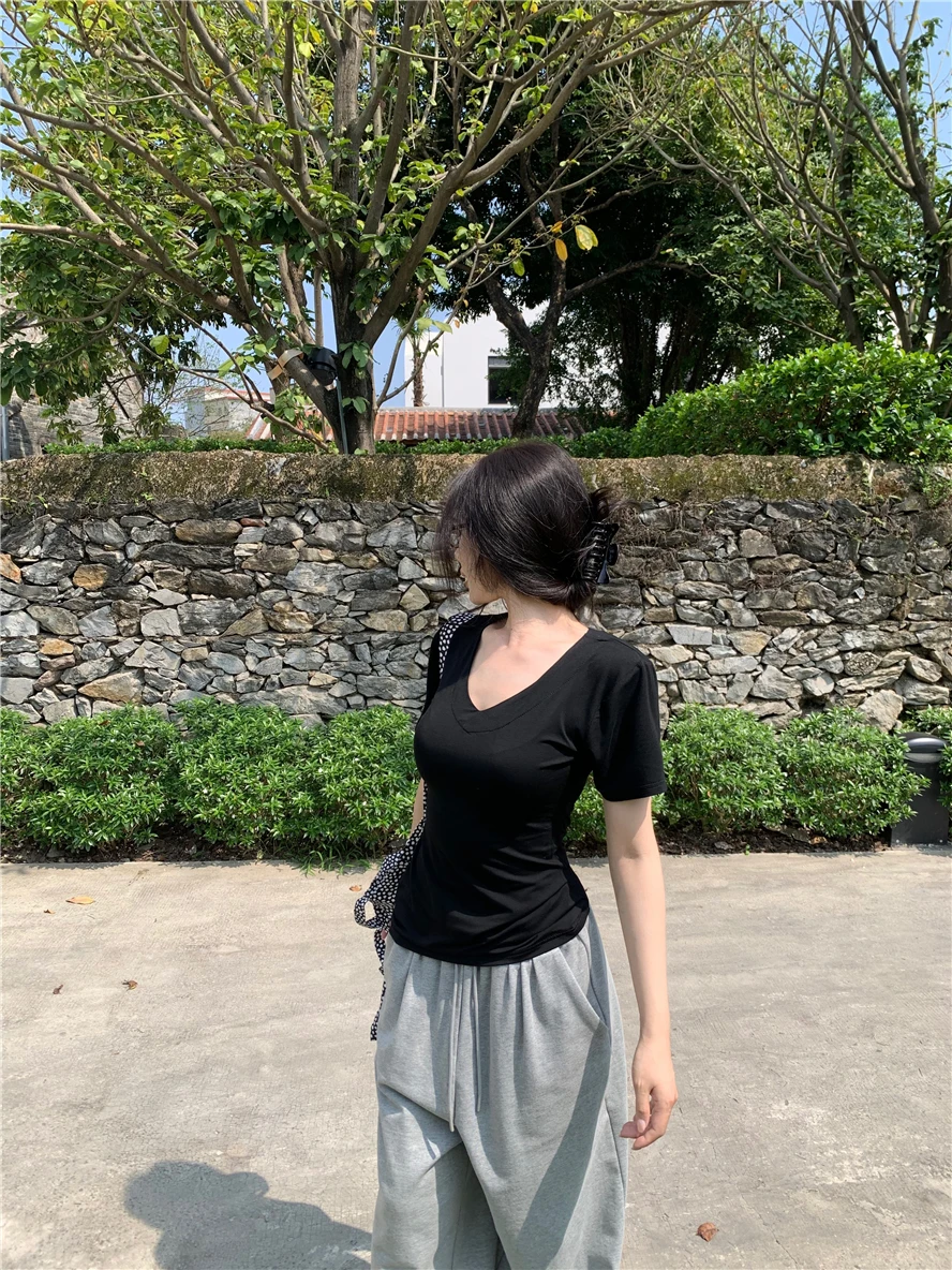 Gyaru 기본 모델 솔리드 V-neck 짧은 소매 티셔츠 여성 여름 2024 새로운 디자인 감각 슬림 핏 슬리밍 숄더탑