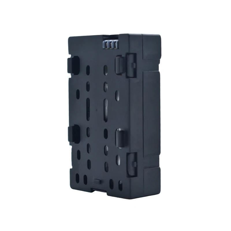 Batterie drone JJRC H121 3.7V 1800mAh tenue en main pour échelle, avec drone en arrière-plan.