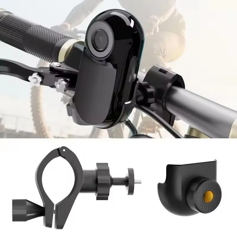 Chien portant fièrement la mini caméra action 1080P avec collier, filmant ses promenades en extérieur.