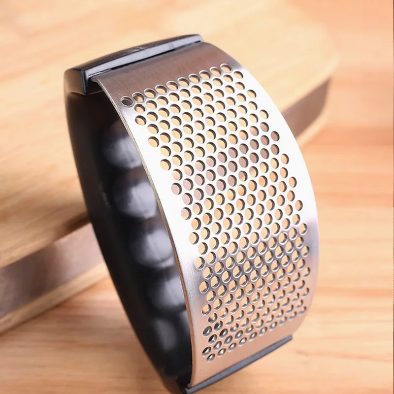 Stainless Steel Garlic Press – Metal & Plastic, One-Press Design, Easy to Clean, Effort-Saving