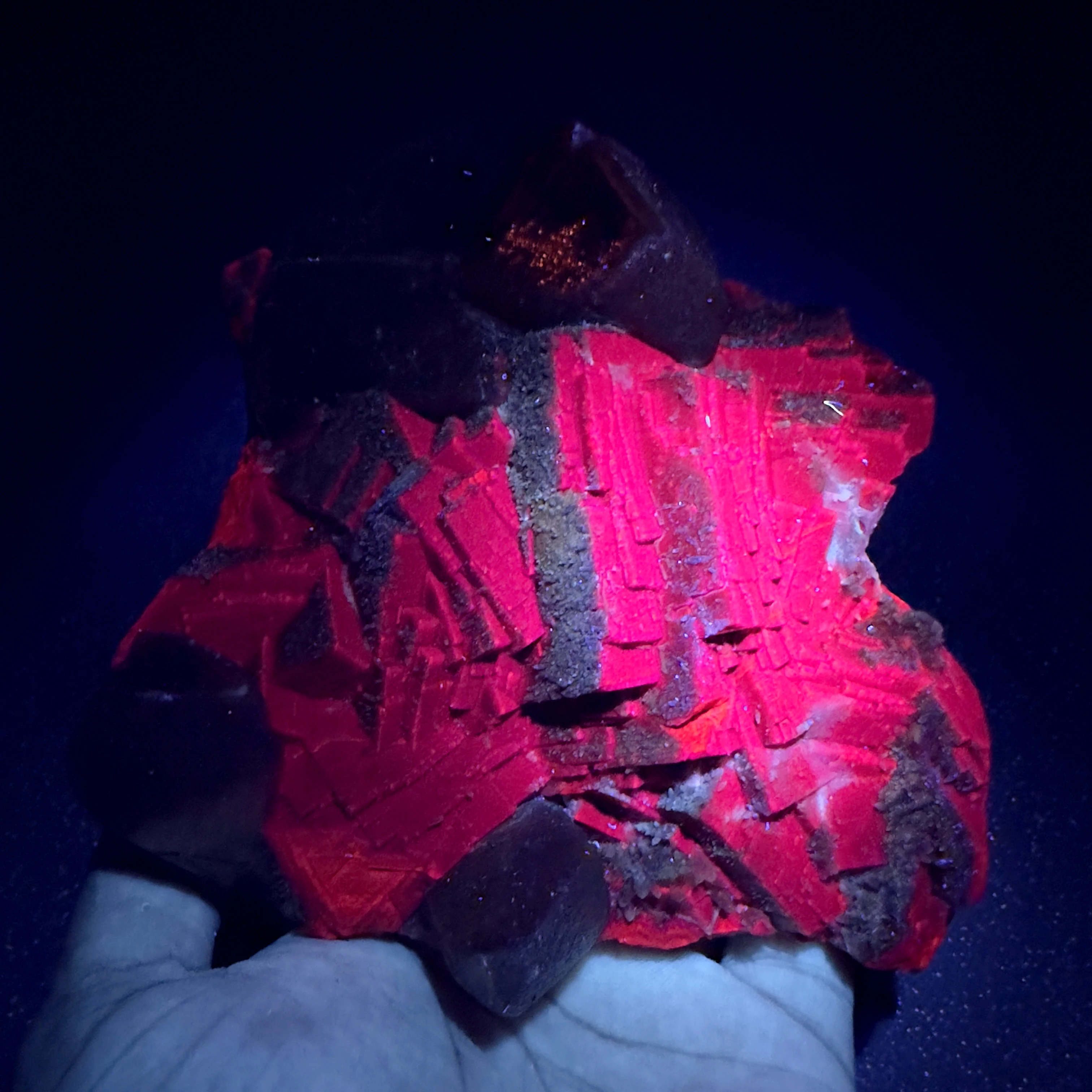 1495 g Natural Pakistan red fluorescence cube black rose fluorite mineral specimens + healing quartz crystals and stones rock 5