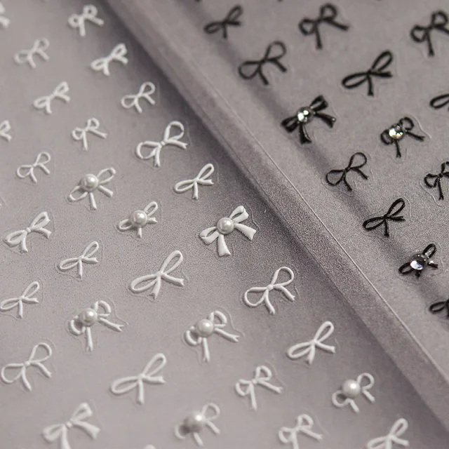 다이아몬드로 빛나는 아름다운 네일 아트