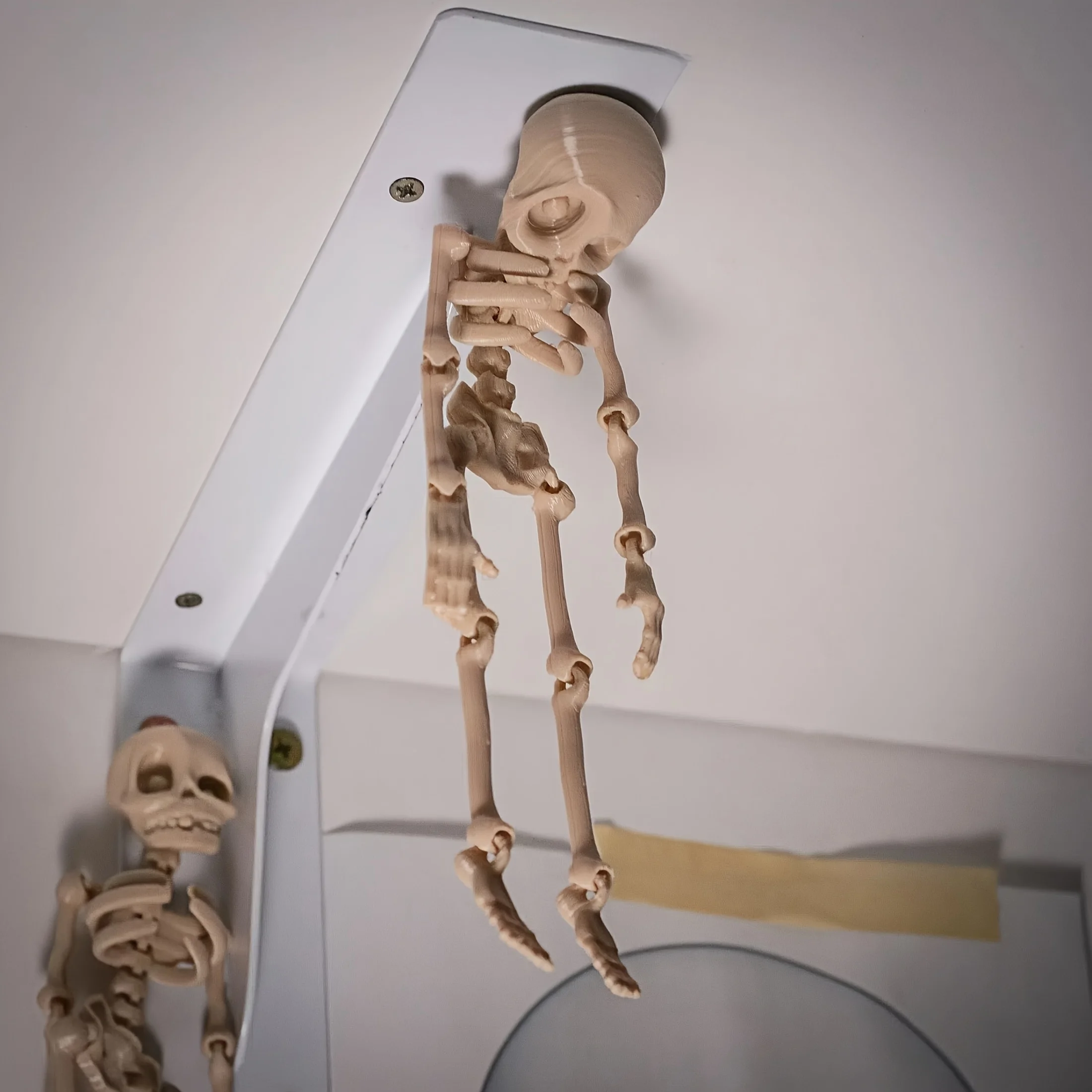 Posable Skull Fridge Magnets – 3D Printed Articulated Skeleton With Movable Joints, Multi-Color, Halloween Decor