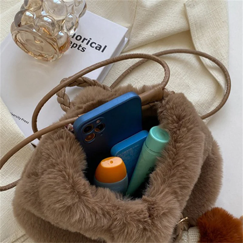 High Quality Women's Plush Handbag Luxury Faux Fur Magnetic Buckle Close Handbag Soft Smooth Soft Handle Pull Bag