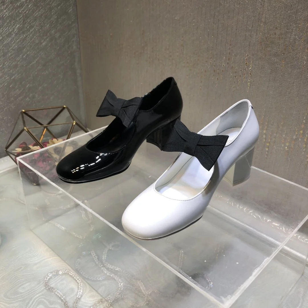 

24 years spring and summer new sandals, ladies fashion sandals, heel height 5.5cm, patent leather upper sheepskin lining, SIZE35