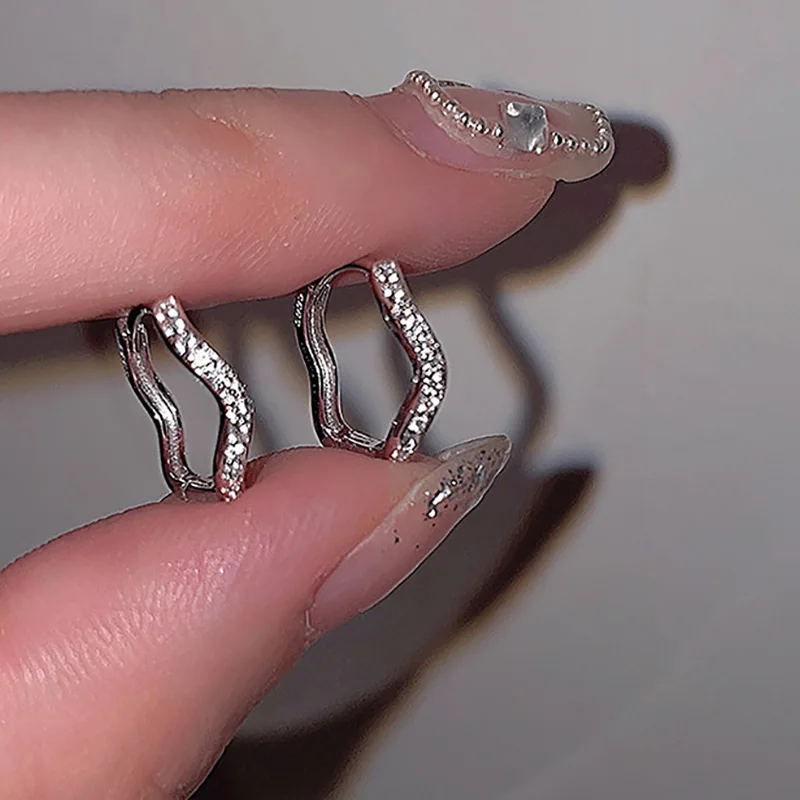 실버 컬러 웨이브 후프 귀걸이 여성 헬릭스 Tragus 로브 피어싱 단순 Huggie 얇은 지르콘 크리스탈 귀 연골 피어싱 쥬얼리
