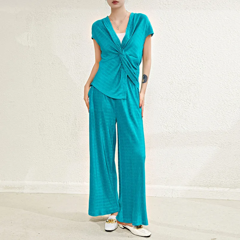 

Women's Miyake Pleated Suits Summer 2023 New Fashion V Neck Irregular T-shirt + Elastic Waist Pants Two Piece Set