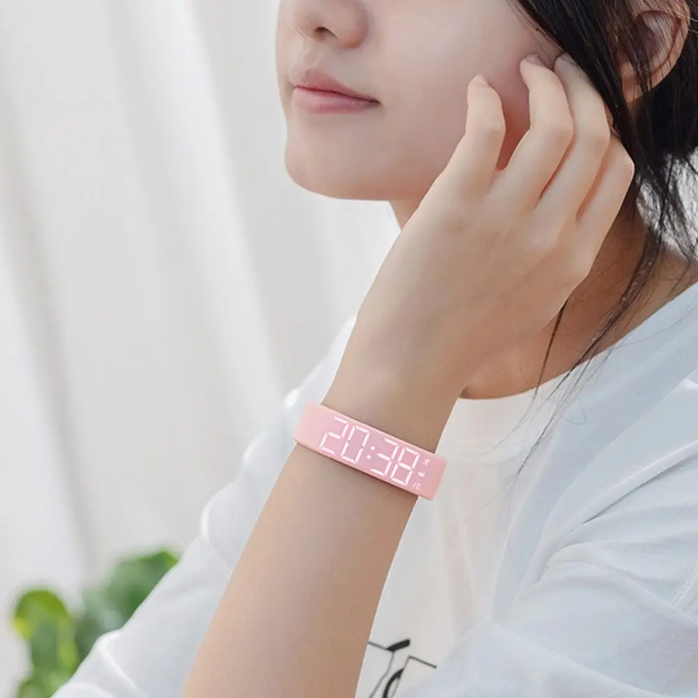 LED 디지털 알람 시계, 조절 가능 방수 알람 팔찌, 스누즈 기능, 걸음 수 측정 기능, 진동 알람 포함
