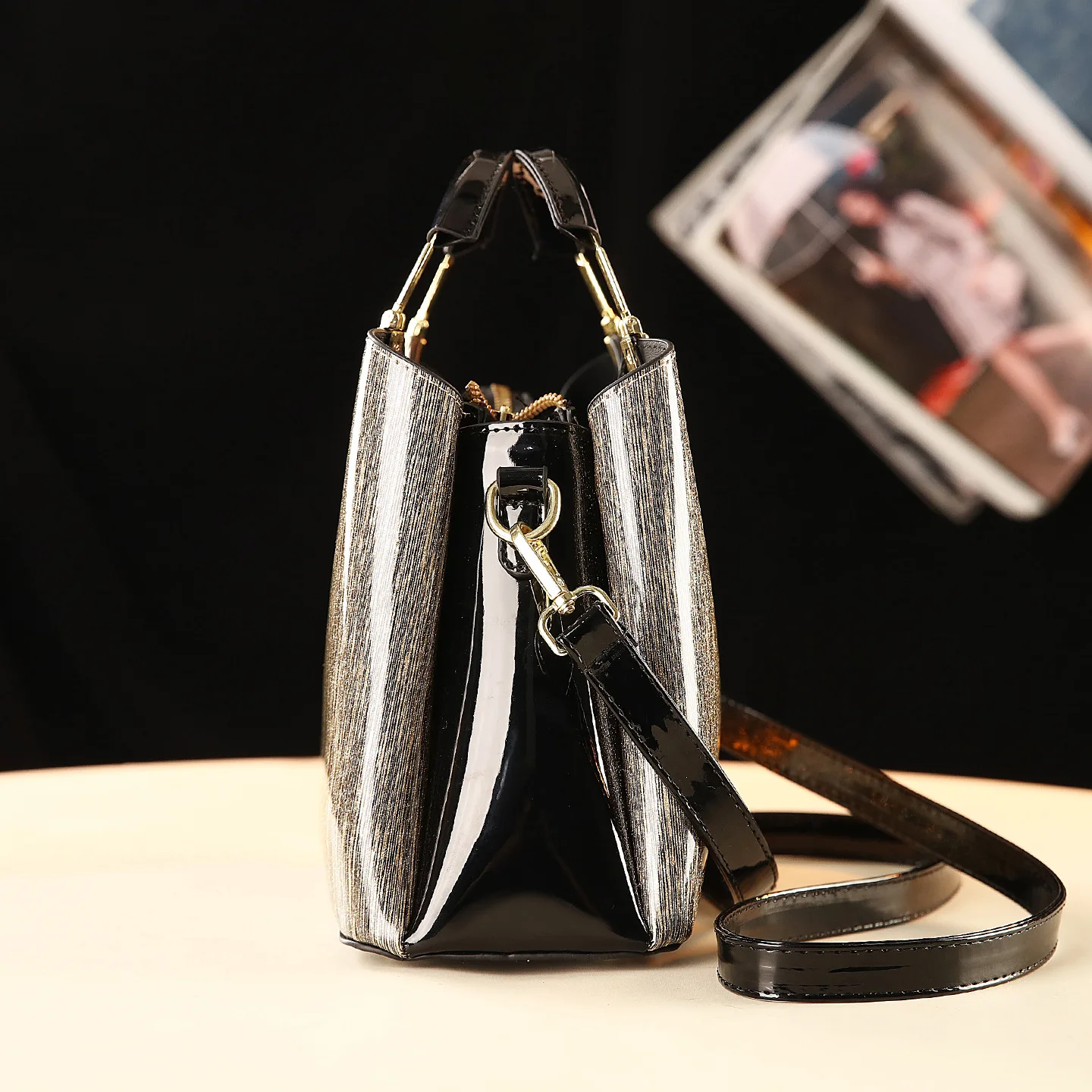 Classic Women's Fashion Shoulder Bag Closure