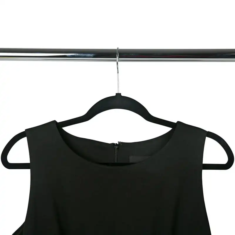 

Pack Slim Velvet Hangers in Black