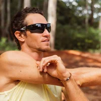 Lunettes de soleil de sport classiques avec lentille UV400 enveloppantes une pièce – Ajustement confortable unisexe pour le cyclisme, la course, la randonnée et l'extérieur 2