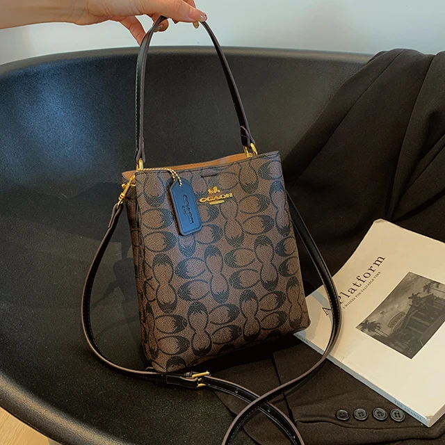 حقيبة من الجلد بشكل مستطيل