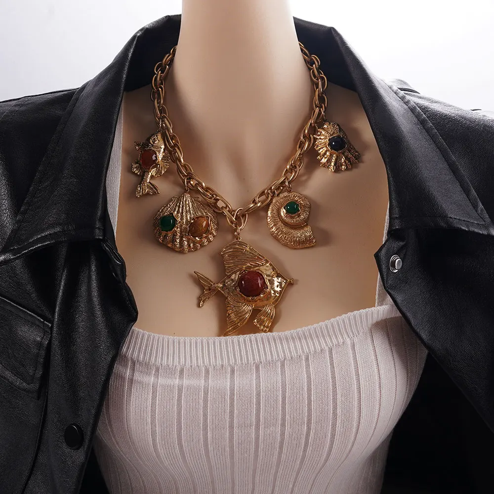WealthyBoo Women's Vintage Hip-Hop Style Necklace with Colored Fish Shell Pendants Chain Links Banquet Jewelry Accessory