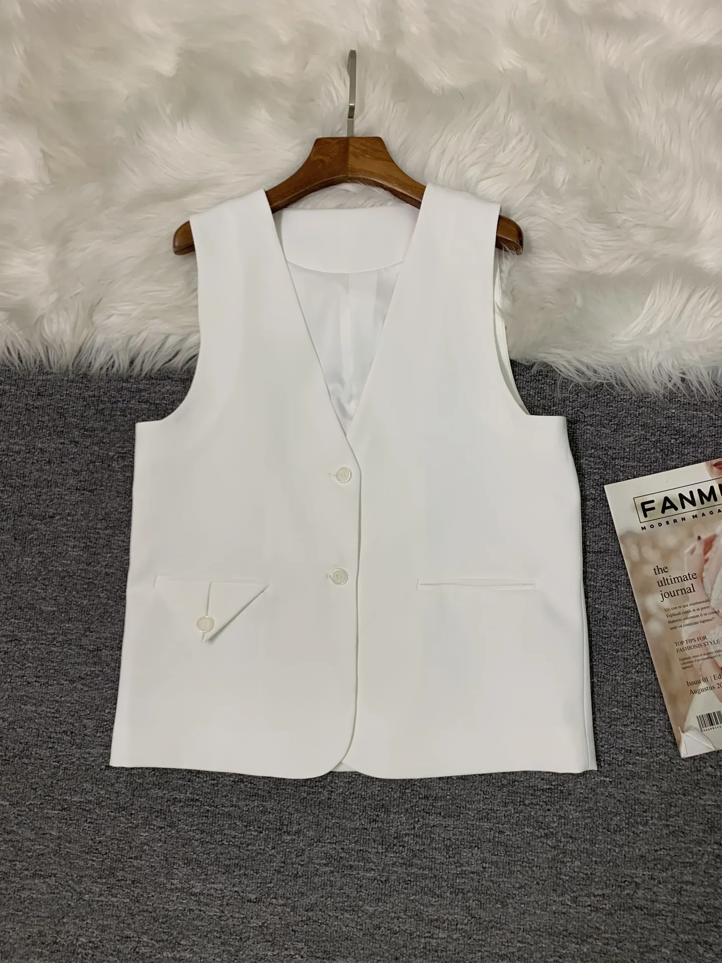 

2023 Spring/Summer Fashion New Women's Clothing V-neck Sleeveless Jacket 0822