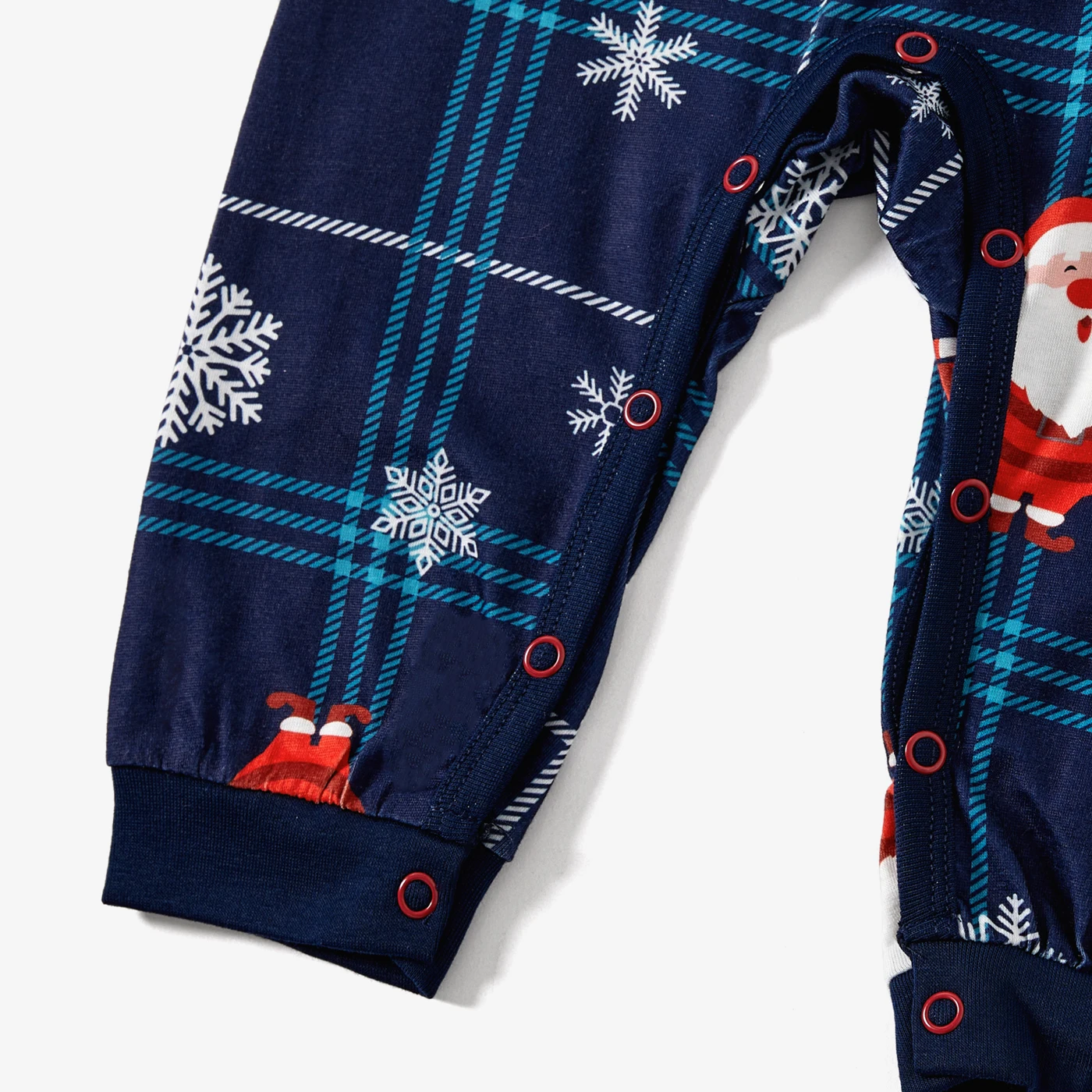 thumbnail image 5 of Conjuntos de pijamas a juego para toda la familia con camisa y pantalones abotonados con cuello con muescas y estampado de Papá Noel y copos de nieve de PatPat, 5 of 5