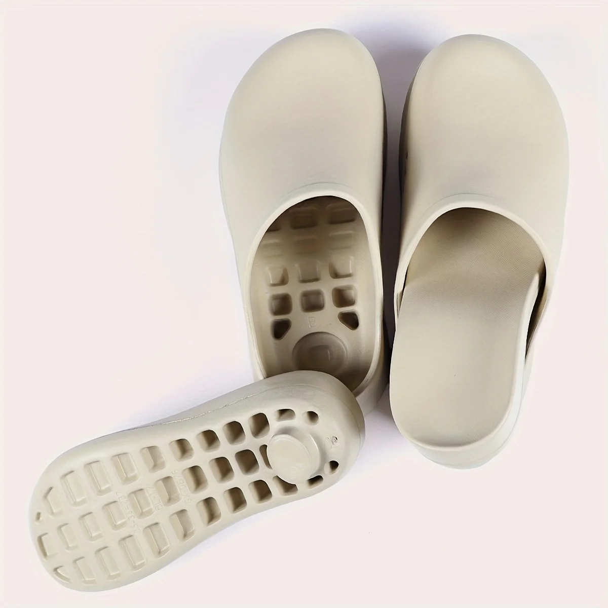 قباقيب البغال النسائية ذات اللون الصلب المغلقة عند أصابع القدم، فتحات جانبية قابلة للتنفس، نعل سميك من مادة EVA