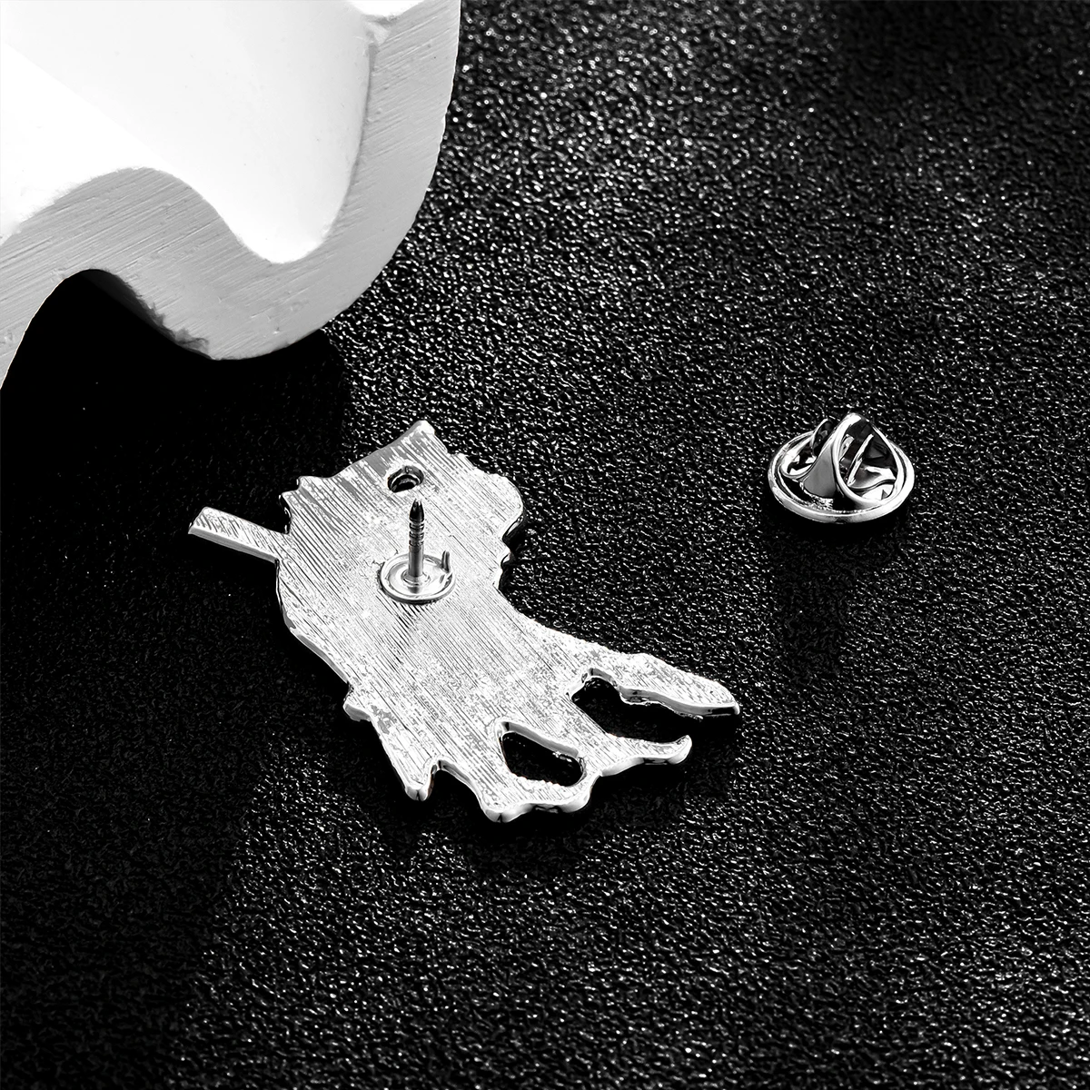 Harong Punk Goth Wolf Bag Pins Personality Animal Enamel Brooch Lapel Lanyard Coat Badge for Women Men Friends Collection Gift